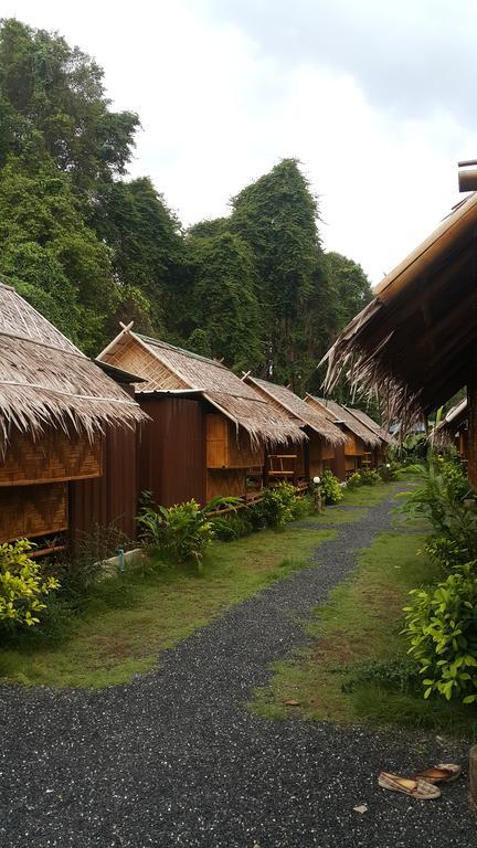 Phuhaya Bamboo Bungalows Koh Lanta Exterior foto